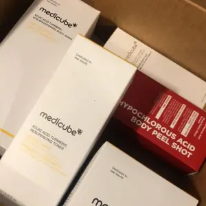 Product Review of [NEW] [medicube] Smooth & Clear Body Care Set | Hypochlorous Acid Body Peel Shot, Kojic Acid Turmeric Body Wash, Toner Pad, Toner, Mist | Exfoliating for Dead Skin Cells & Excess Sebum & Clearing for After Spots, Texture & Uneven Skin Tone | K-Beauty from L**a