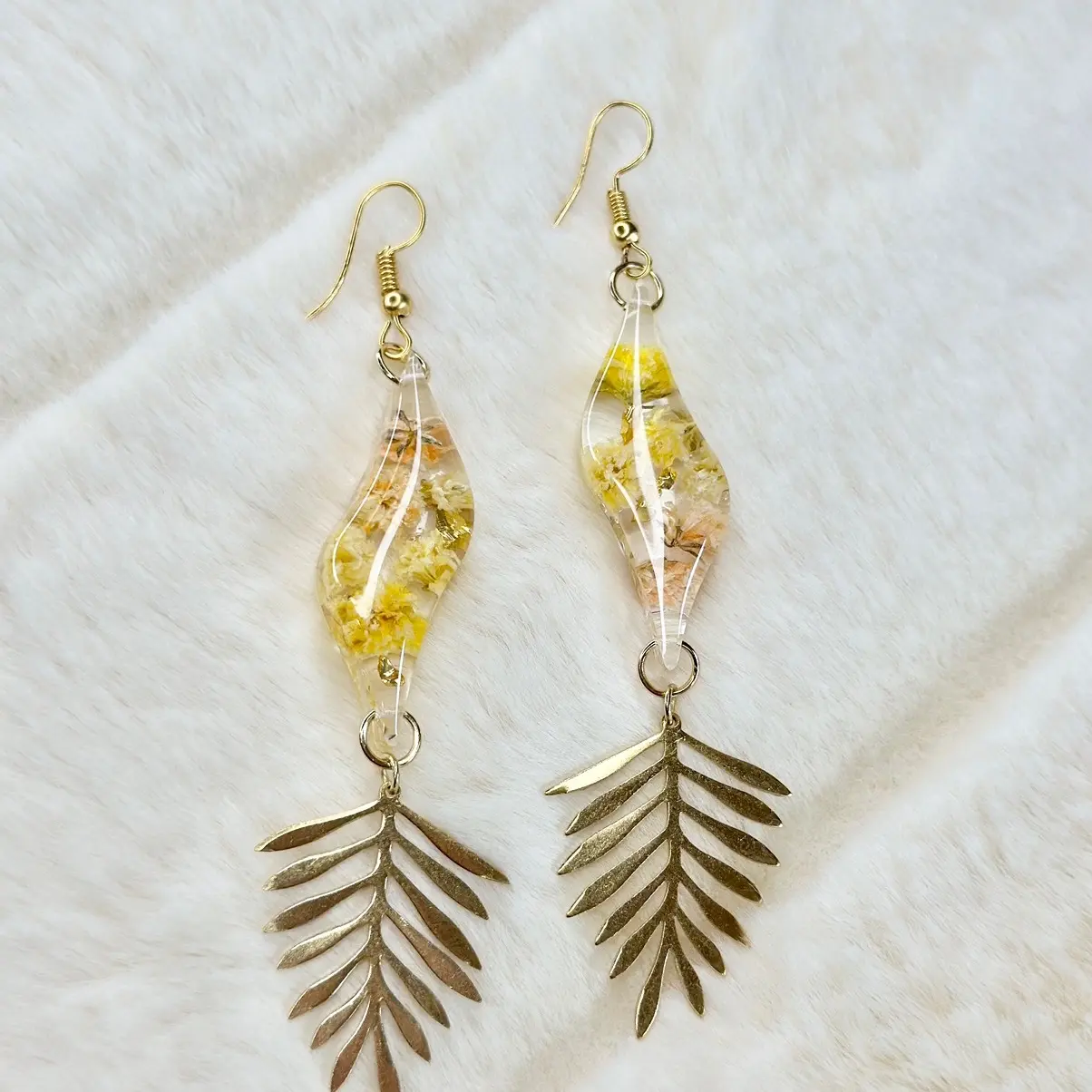 Dried Orange Flower Dangling Hook Earrings, Minimalist Earrings, Resin Earrings, Gift for Her, Gift for Mom, Cute Earrings, Gold Earrings, Baby Breath Flower Earrings, Handmade Gifts
