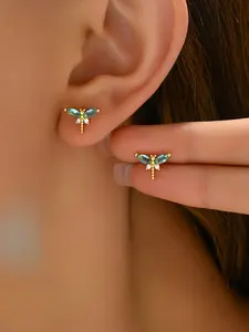 A pair of dragonfly stud earrings for women, niche gemstone earrings, cute insect series earrings for everyday wear and commuting.