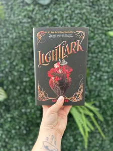 Lightlark (Lightlark #1)