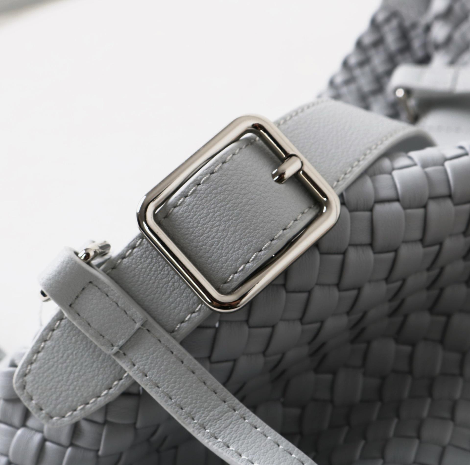 Elegant Woven Leather Shoulder Bag for Women Large Capacity Tote Stylish Durable Design Perfect for Everyday Use