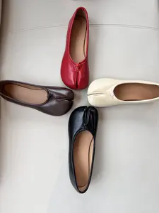 Fashionable flat moccasin loafers, designed specifically for women, suitable for spring and autumn seasons. With trendy cuts, lightweight and heelless design, they offer comfortable foot feel and can be easily paired with daily wear.