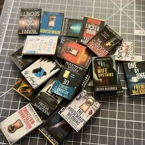 Freida McFadden - mini books