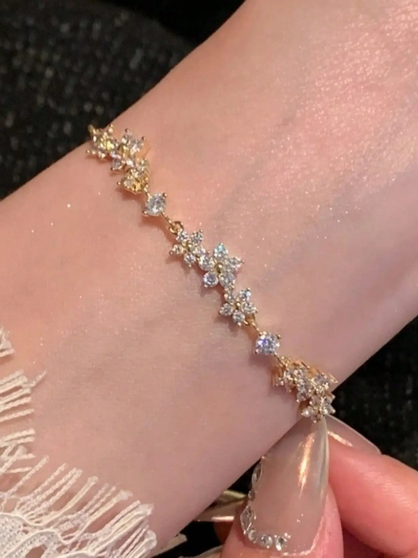 Sparkling Cubic Zirconia 5-Petal Flower Bracelet, Elegant Adjustable Diamond Bracelet for Women, Copper Jewelry for Party, Daily Wear, Wedding, Floral Charm Bracelets, Hypoallergenic Cubic Zirconia, Trendy Jewelry