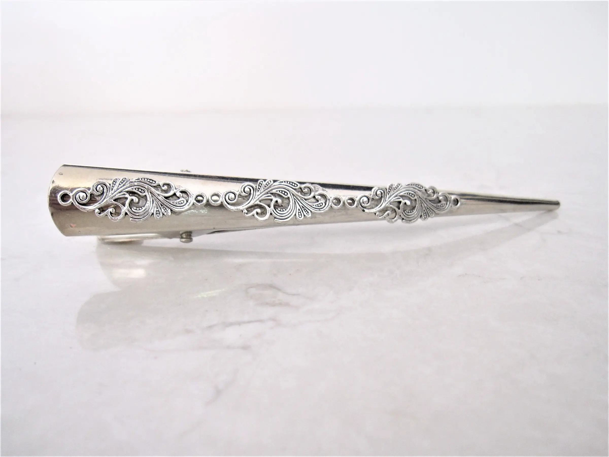 Silver tone metal filigree alligator hair claw clip clamp