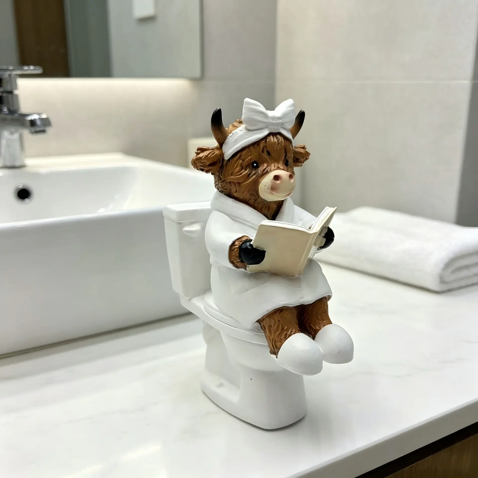 Highland Cow Resin Figurine Reading Toilet Book, Creative Bathroom Desktop Decoration, Fun Bathrobe Bow Design, Novelty Home Ornament, Resin Animal Ornaments, Resin Animal Figurines