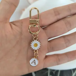 Initial Daisy Keychain, Golden-Tone Floral Key Ring for Women, A-Z Letter Bag Charm, Birthday Gift Idea, Cute Keychains, Wallet Decoration