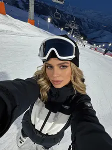 1pcs Oversized Women's Ski Goggles Full Face Protection, Stylish Rhinestone Decor Soft Rubber Ski Goggles for UV and Wind Protection, Adjustable Strap for Atv and Outdoor Sports