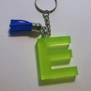 Llavero de la retra E Verde con Cadena de Metal y Borla Amarilla para Accesorios de Llaves