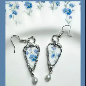 Royal Albert Memory Lane Broken China Earrings - Silver Bezel & Freshwater Pearls | Alma Antigua