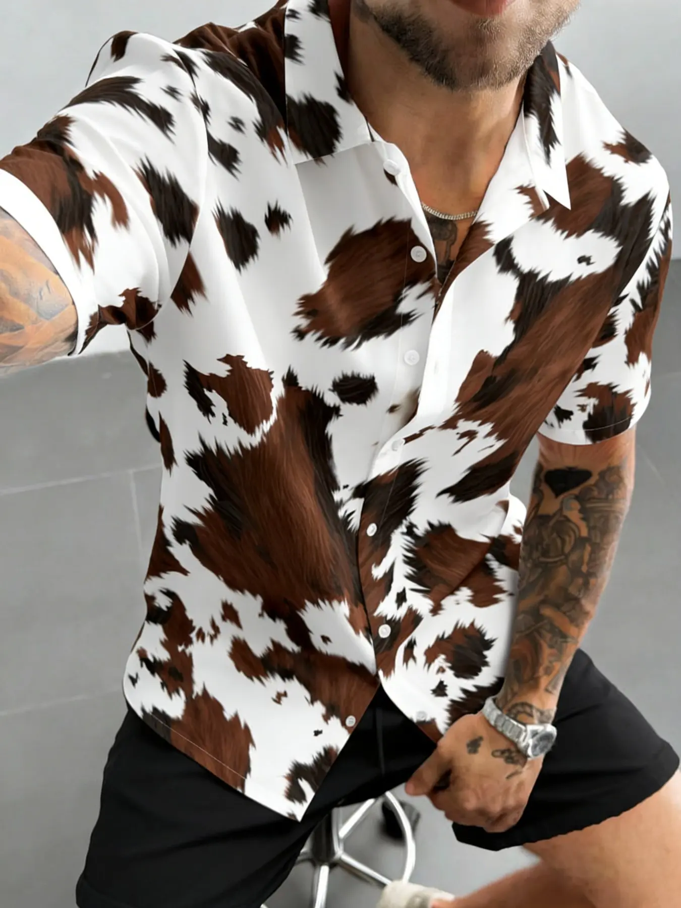 Men's Cow Print Short Sleeve Fitted Button Front Collared Shirt, Casual Summer Top, Casual Beach Shirt, Trendy Fashion Menswear, Comfortable and Stylish, Perfect for Daily Wear