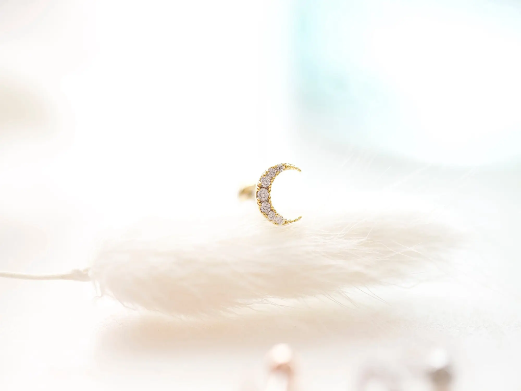 Crescent Moon Threadless Pushpin • Whimsigoth Cartilage Earring • Dainty Tragus Labret • Sparkly Conch Piercing • Gold Moon Screwback Stud