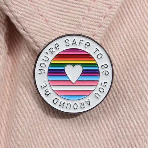 Letter & Heart Love Design Brooch, Round Shaped Enamel French Pin for Women & Men, Pride 2025, LGBTQ, Fashion Accessory Brooch for Daily Bag Decor, Trendy Versatile All-match Brooch for Birthday Gift, Brooch Pin Clip