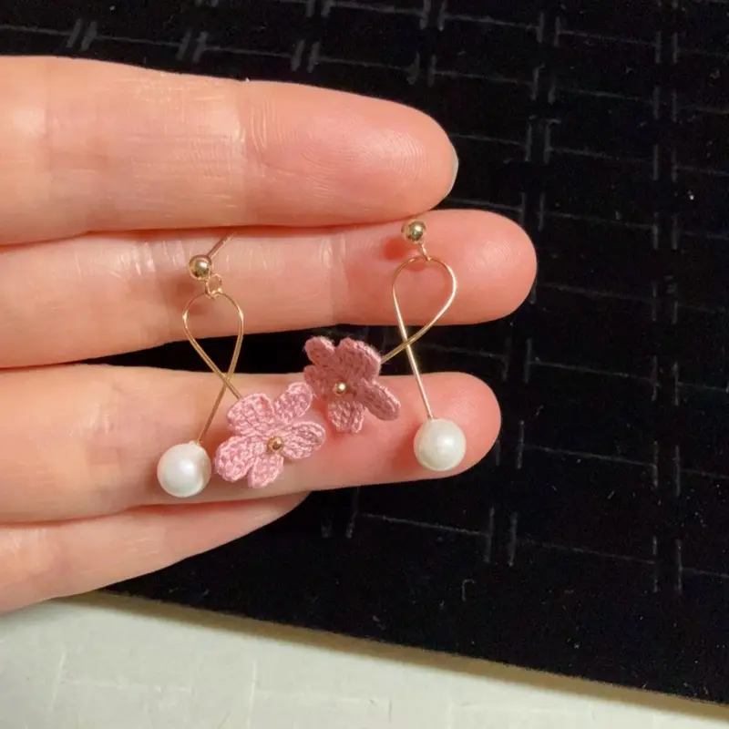 Handmade micro crochet flower earrings ，red daisy earrings , knitting earrings , stud earrings, flower earrings