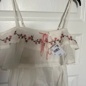 American Eagle Cami Shirt - Floral Embroidery, Ruffle Design, Casual Style