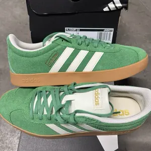 Adidas Originals VL COURT 2.0 Sneakers in Green with White Stripes and Gum Sole Adidas Originals VL COURT 2.0 Sneakers in Green with White Stripes and Gum Sole