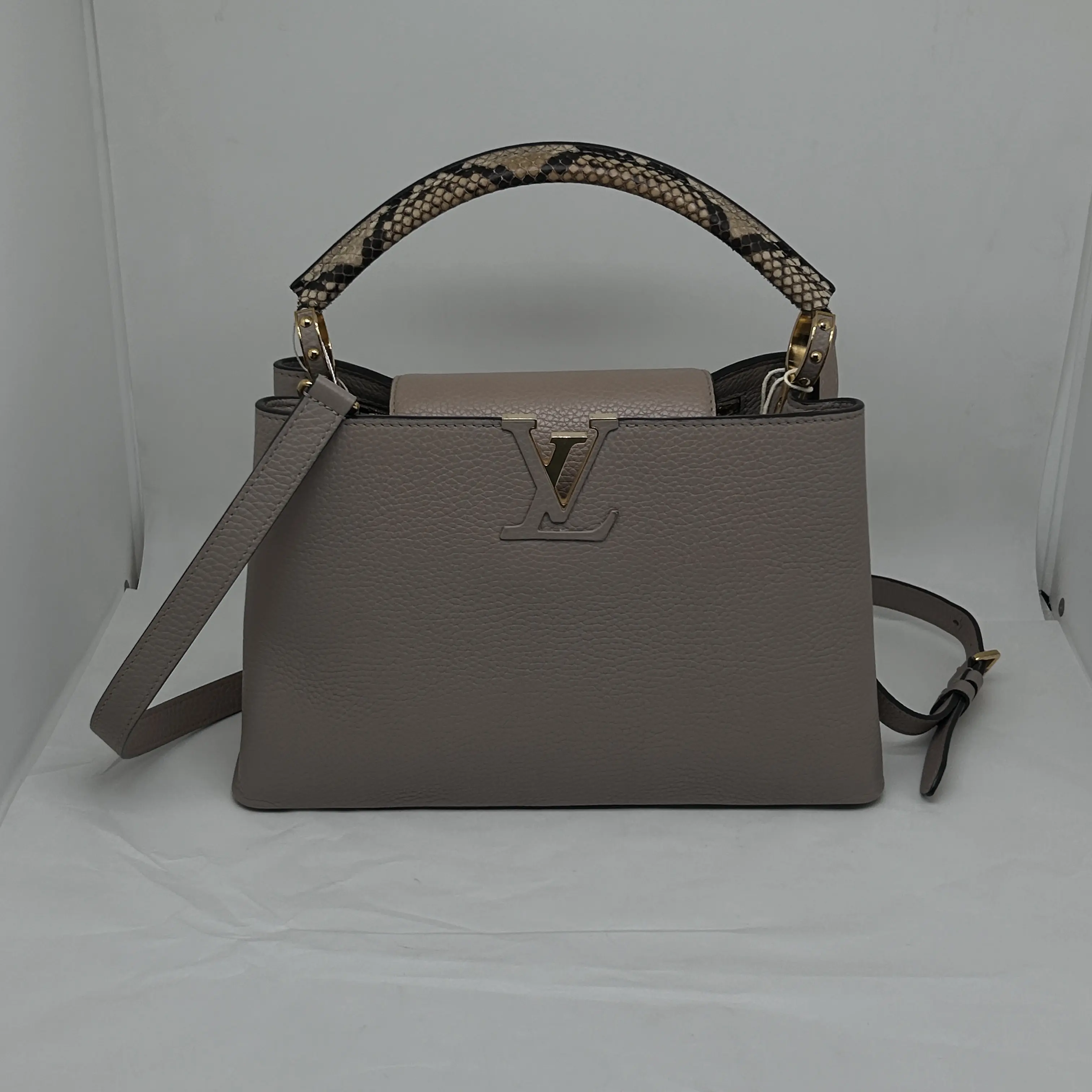 Pre-owned Louis Vuitton Capucines MM Leather Shoulder Bag, Shoulder Bags