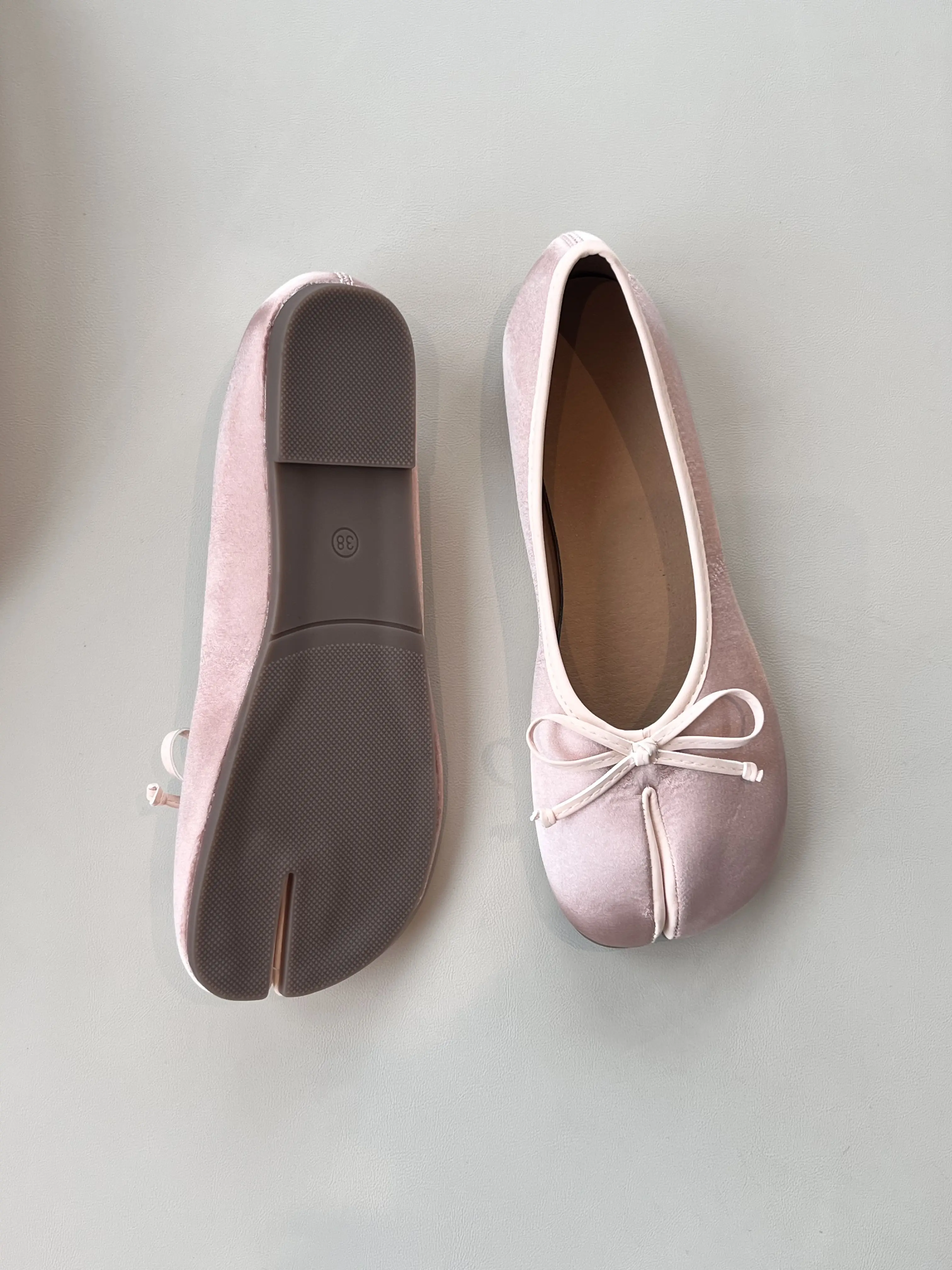 Retro elegant women’s flat shoes, shiny satin bow casual flats, flexible and comfortable ballet flats for long walks, street-style women’s footwear with a distinctive vibe; suitable for short city trips, outdoor picnics, and casual gatherings, creating ev