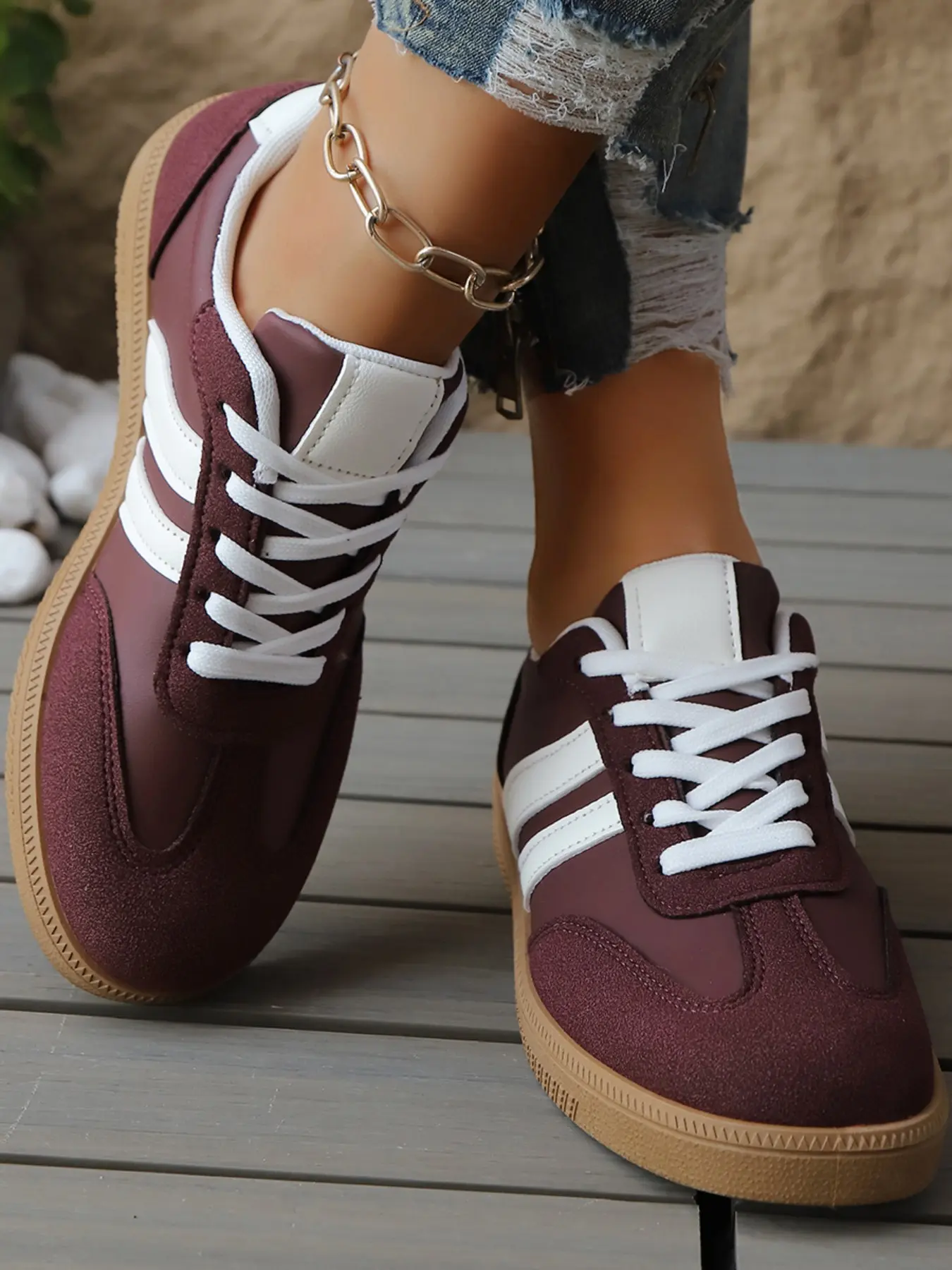 Women's vintage-style burgundy color-block, all-day comfortable casual shoes, Low Top Trainers, suitable for women who love vintage outfits for daily outings or casual commuting
