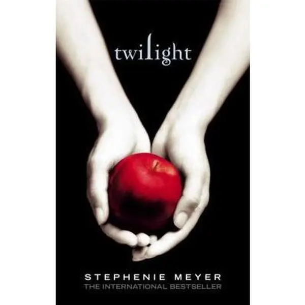 USED Book - Twilight (Twilight Saga) (The Twilight Saga, Book 1) by Stephenie Meyer (Paperback) - english