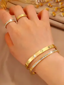 4-piece set of French elegant and fashionable classic bracelets and rings, made of 304 stainless steel material, suitable for daily wear and important occasions Fashionable Jewelry Set