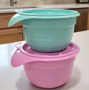 Set of two mixing bowls, 625 ml, pink and mint green.