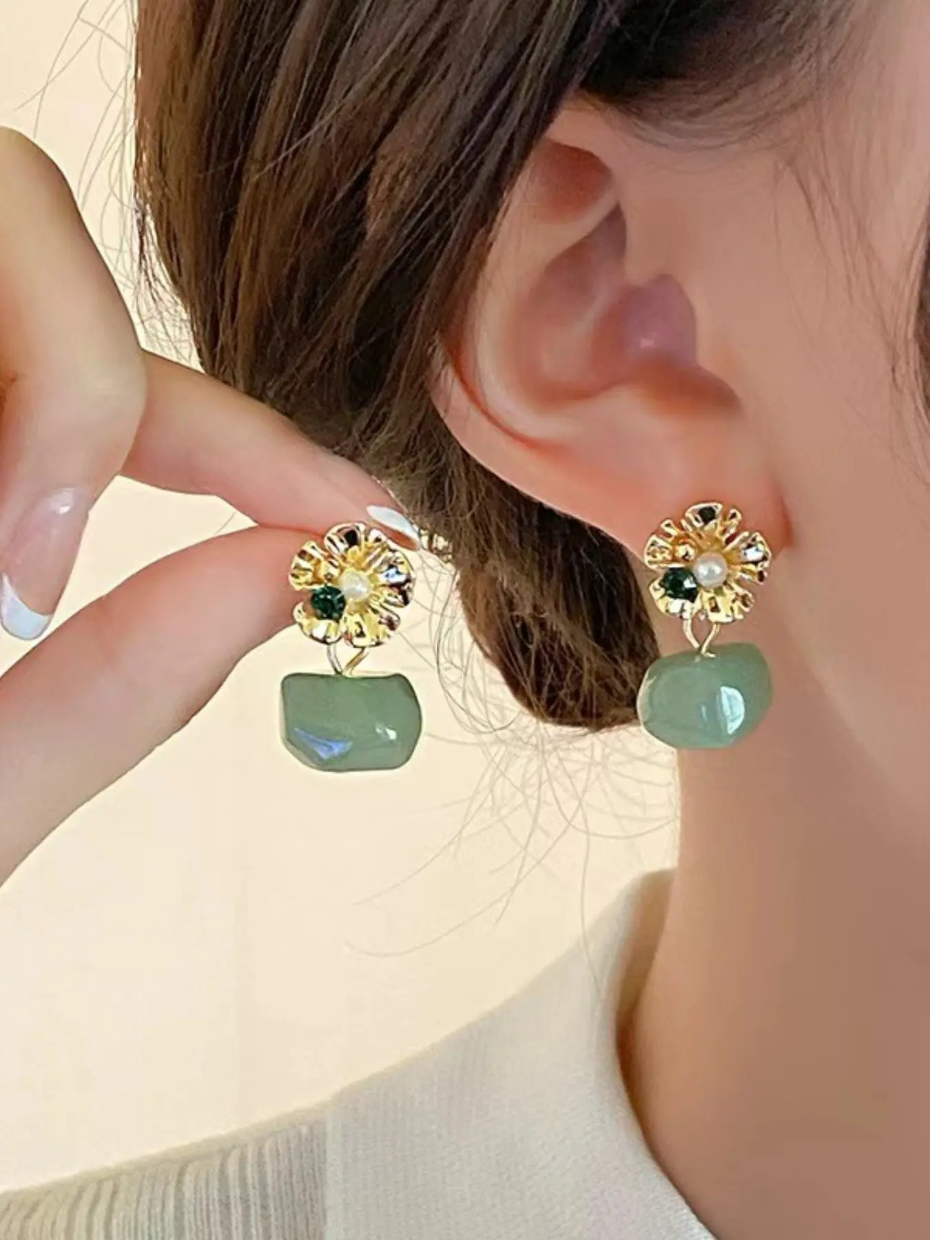 New Traditional Pearl Flower Earrings for Women, Elegant and Unique Design, Hanfu Accessories, High-End Ear Studs, Literary Style Jewelry