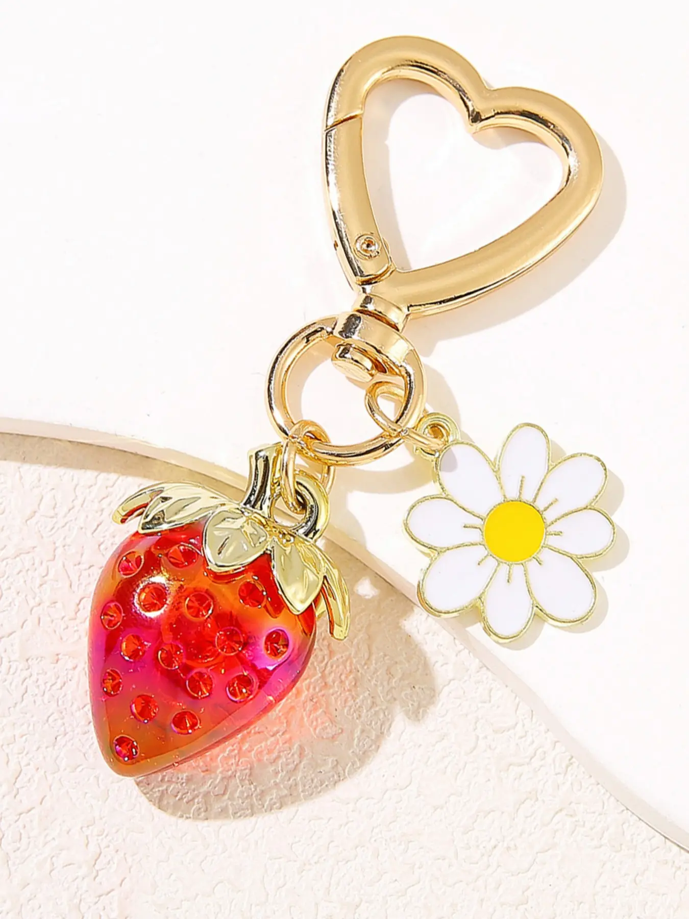 Cute Strawberry & Daisy Design Keychain, Fashionable Keychain for Car, Bag, Handcrafted Keyring Accessory, Trendy All-match & Exquisite Keychain for Birthday Gift, Keychain Pendant, Keychain for Bags, Fruit Keychain, Aesthetic Keychain