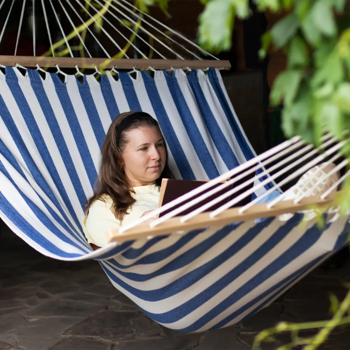 Northlight 35758340 9 ft. x 56 in. Striped Macrame Quilted Two Person Double Hammock - Blue & Cream