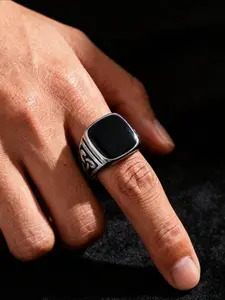 1pc Retro Style Black Dropper Triangular Stainless Steel Men's Ring, Carved Square Seal Ring, Square Shaped Ring, Signet Ring, Suitable for Daily Leisure and Motorcycle Style Styling.