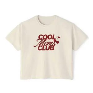 Vintage boxy crop top Comfort Colors tee featuring “Cool Moms Club” graphic. Soft pigment-dyed cotton, relaxed fit for daily wear. Perfect Mother’s Day gift for stylish moms