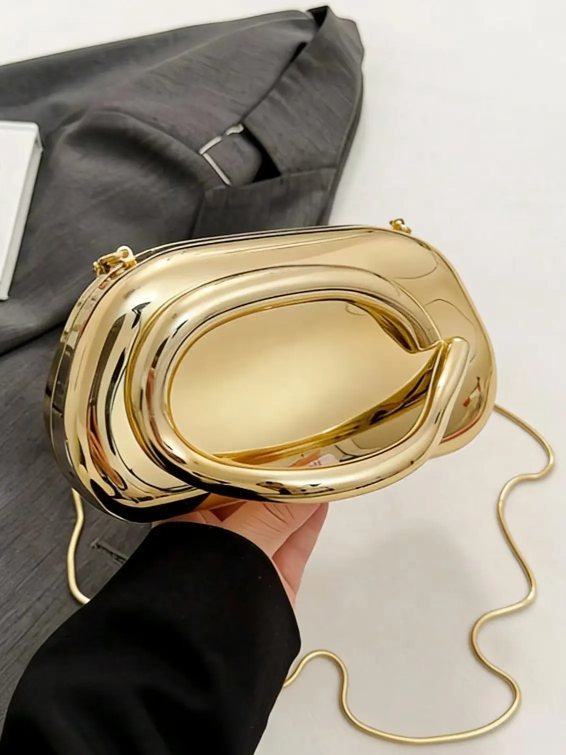 Small niche design, fashionable and minimalist styling bag, themed decorative bag, trendy and personalized single shoulder crossbody bag, slim chain shoulder strap design, suitable for fashionable parties, photography, creative socializing