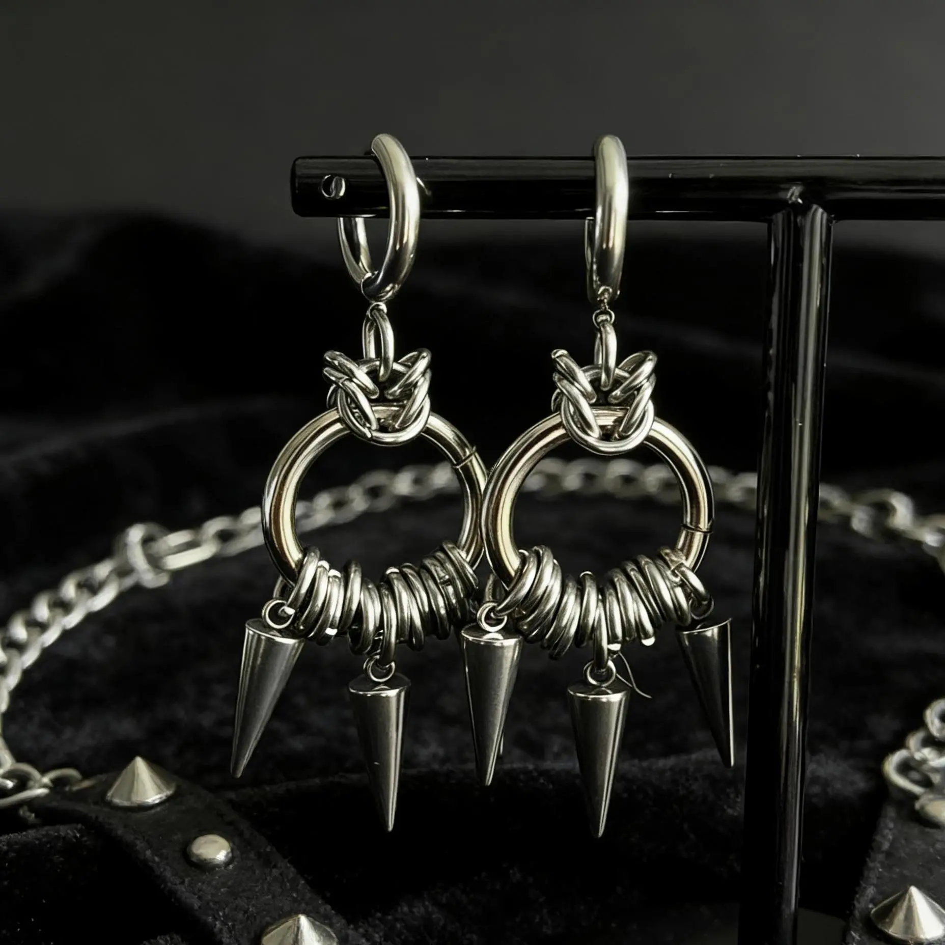 Oufer 2Pcs Linked Chain Funky Spike Dangle Hoop Earrings for Casual Wear Unique Fun Accessories Classic Versatile Style