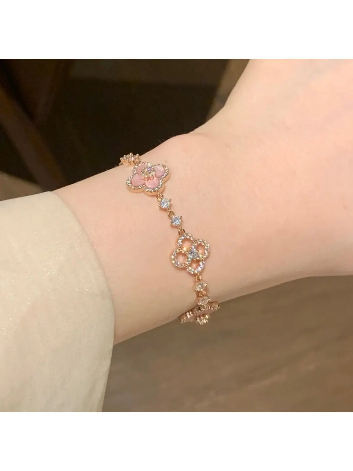 A Diamond Studded Sparkling Lucky Clover Bracelet, Exquisite Japanese And Korean Style White Hollow Out, Adjustable Bracelet, Niche Light Luxury Accessory, Suitable For Daily Wear, Women's Jewelry Gift