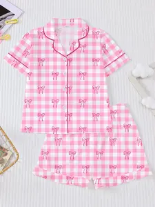 2-piece pink checkered bow printed children's sleepwear set, Pajama pattern, flame retardant and comfortable, short sleeved collar cardigan shirt and loose elastic waist shorts set, suitable for daily home wear
