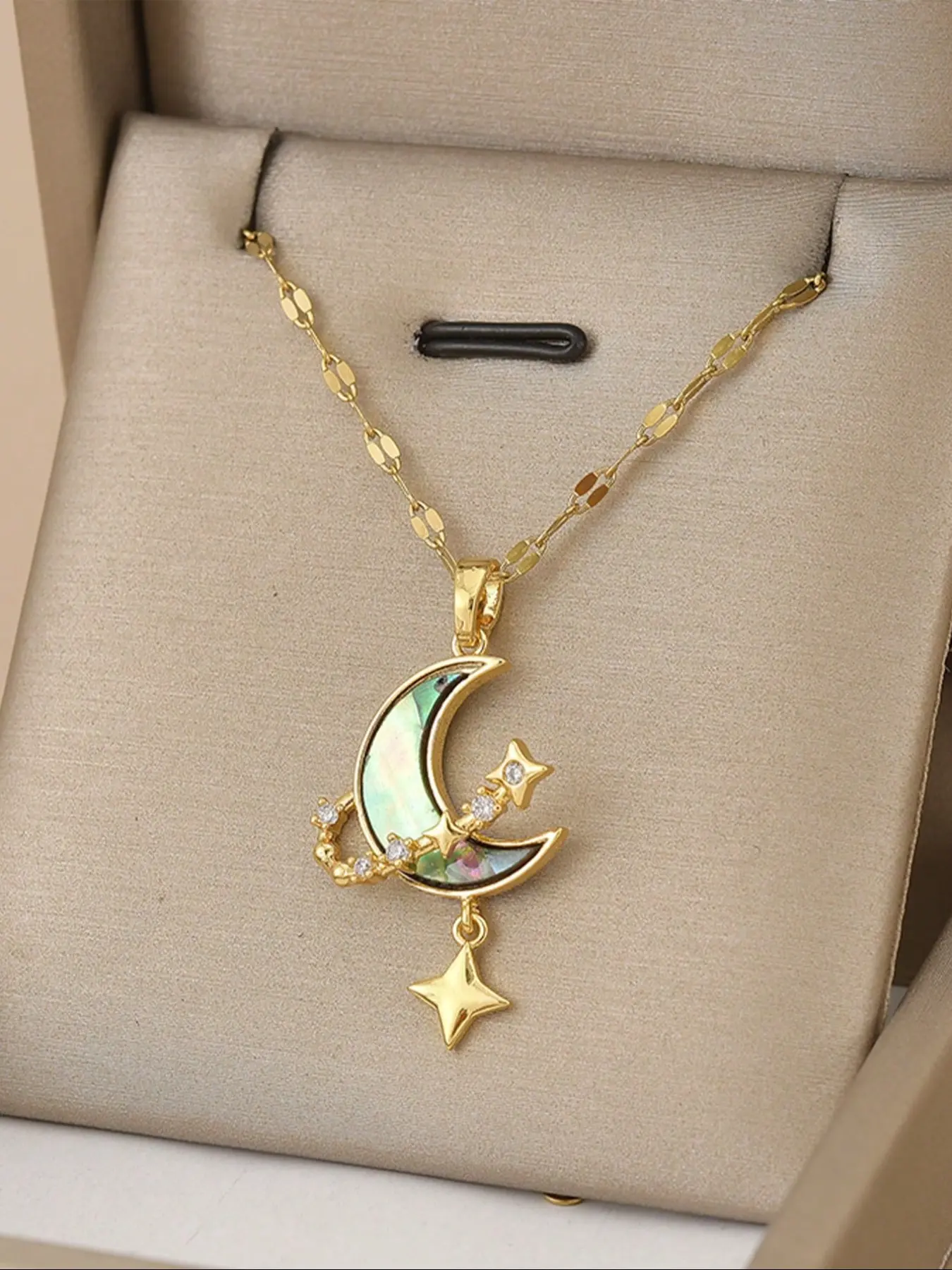 Fashion Star Moon Stainless Steel Women's Jewelry Chain Necklace, Elegant Ladies' Accessory, Stylish Unisex Design, Perfect Gift Idea