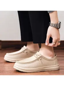 A pair of men's professional chef shoes, waterproof, oil-resistant and non-slip, suitable for commuting and daily wear.
