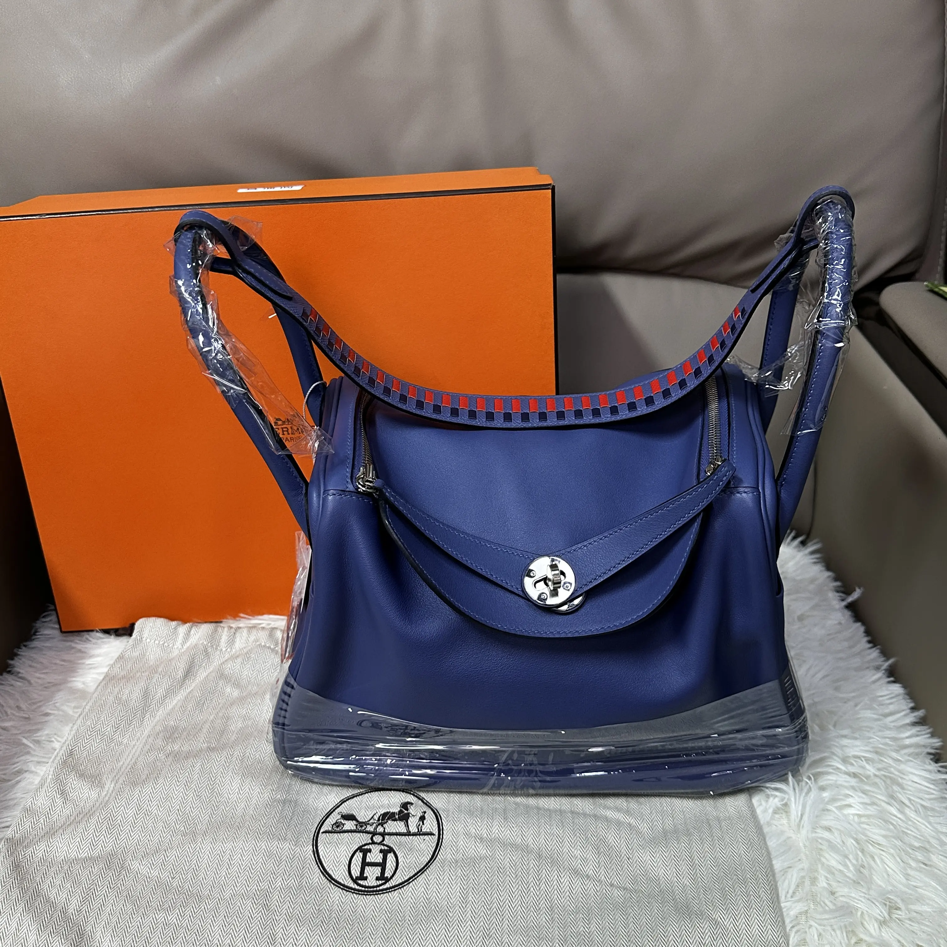Pre-owned HERMÈS Lindy 30 with silver buckle, blue purple and red striped shoulder strap (SZ 07517 )