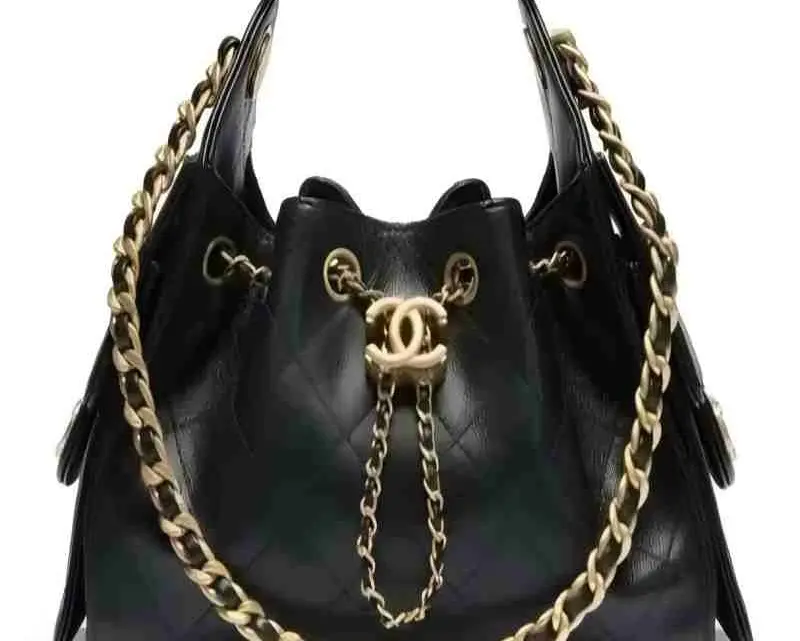 ‮ LENAHC  ‬ a sturdy, durable, and scratch-resistant black bag featuring a textured, litchi-grain cowhide finish; it maintains a structured shape and resists deformation.