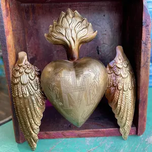 Sacred Heart Box with Wings - Decorative Gift Organiser, Heart-Shaped Design, Ideal for Room Decor