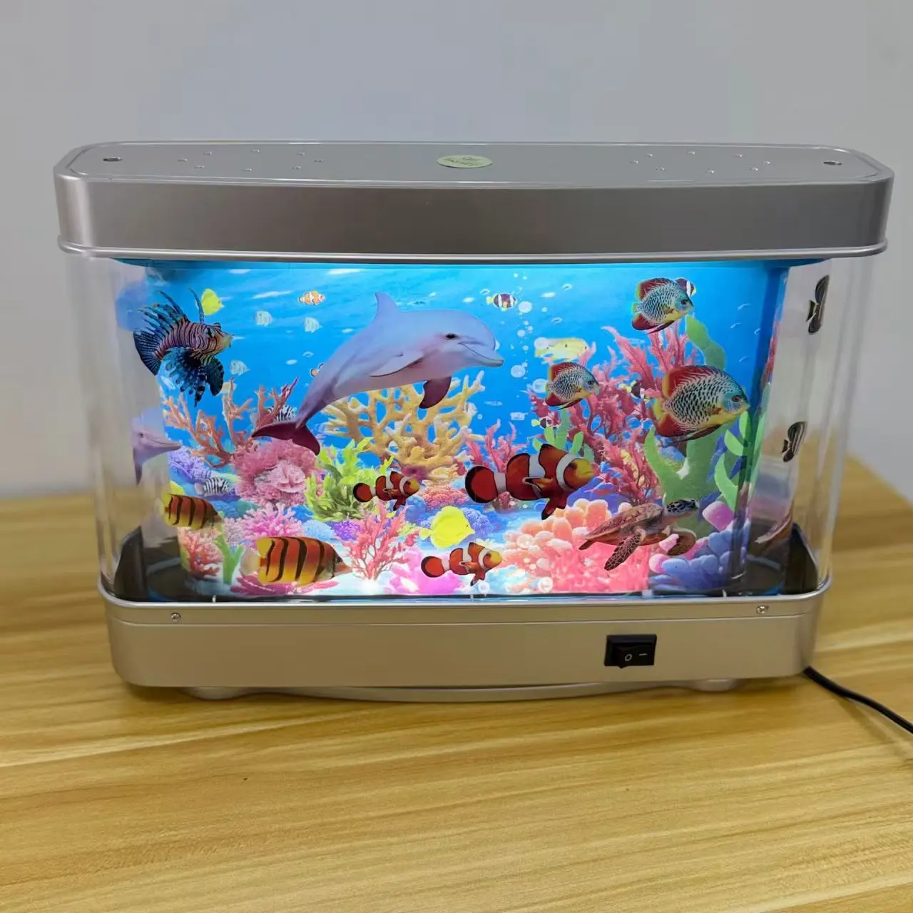 Fake Fish Tank Lamp – Frutiger Aero Decor Artificial Fish Tank with Moving Fishes – Relaxing Fake Aquarium Light & Plug-in Night Light for Kids, Adults, and Home Décor