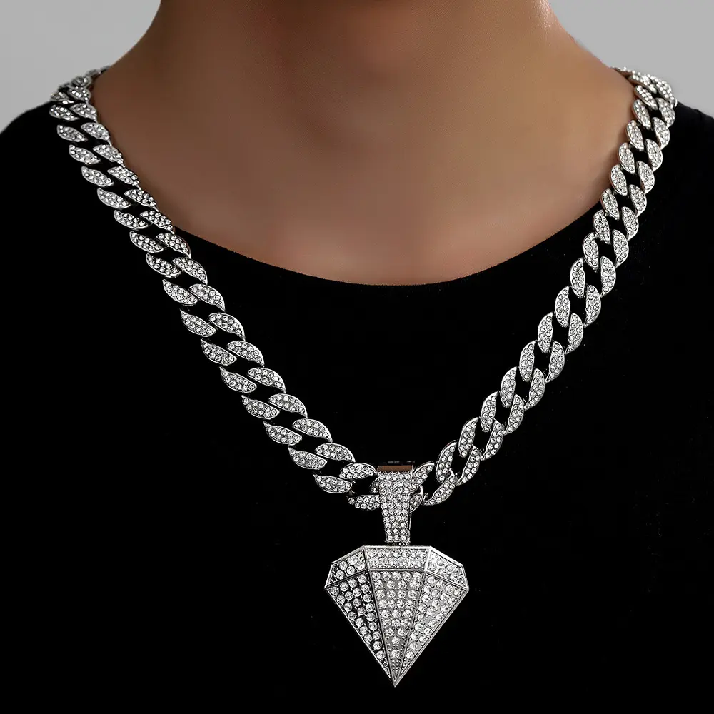 Rhinestone Studded Diamond Shape Pendant Necklace， Miami Cuban Chain Necklace in Gold or Silver Tone，Hip Hop Necklace for Men Luxury Diamond Shape Pendant Necklace