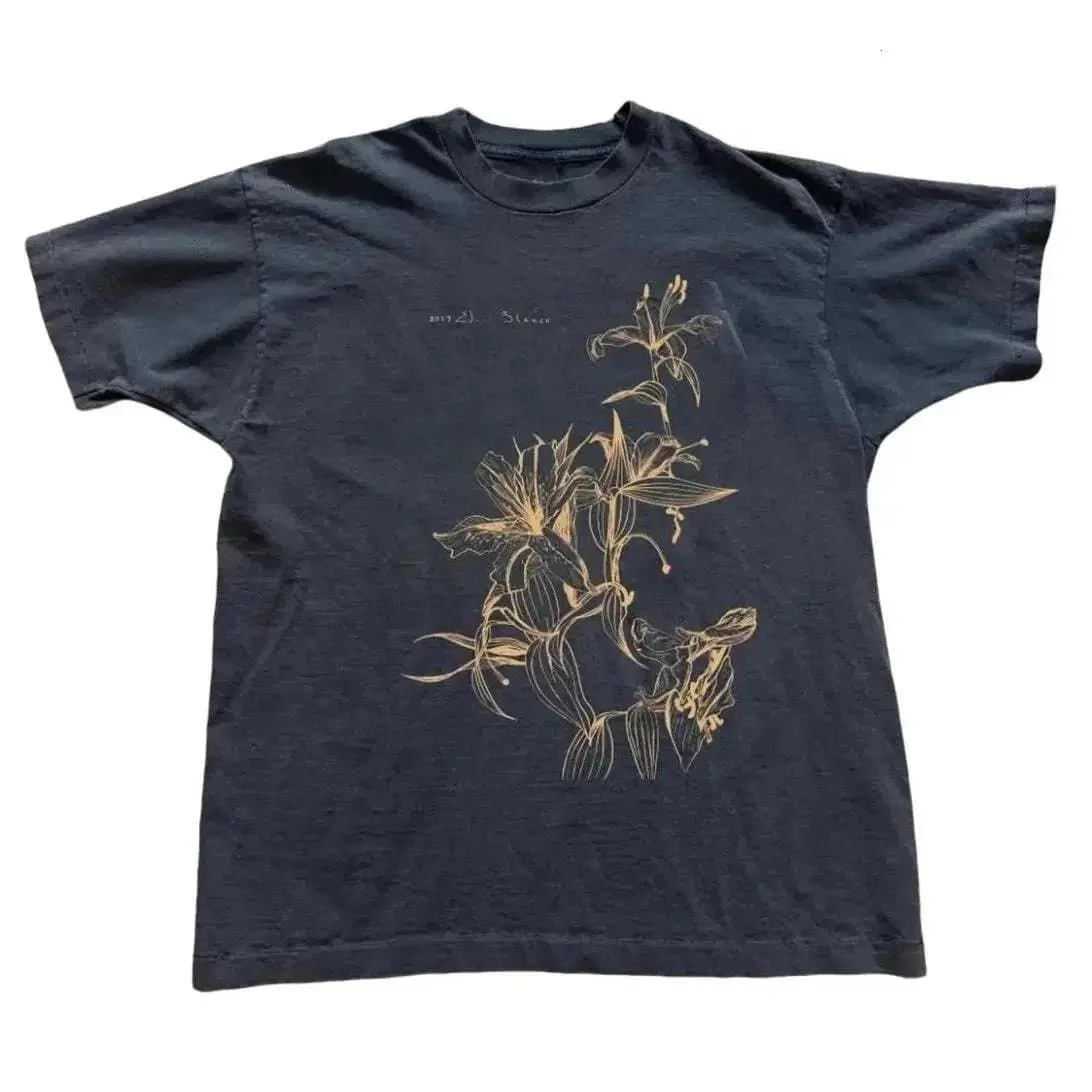 Minimal Lily Flower Sketch Graphic T-Shirt | Botanical Aesthetic Tee Minimal Lily Flower Sketch Graphic T-Shirt | Botanical Aesthetic Tee