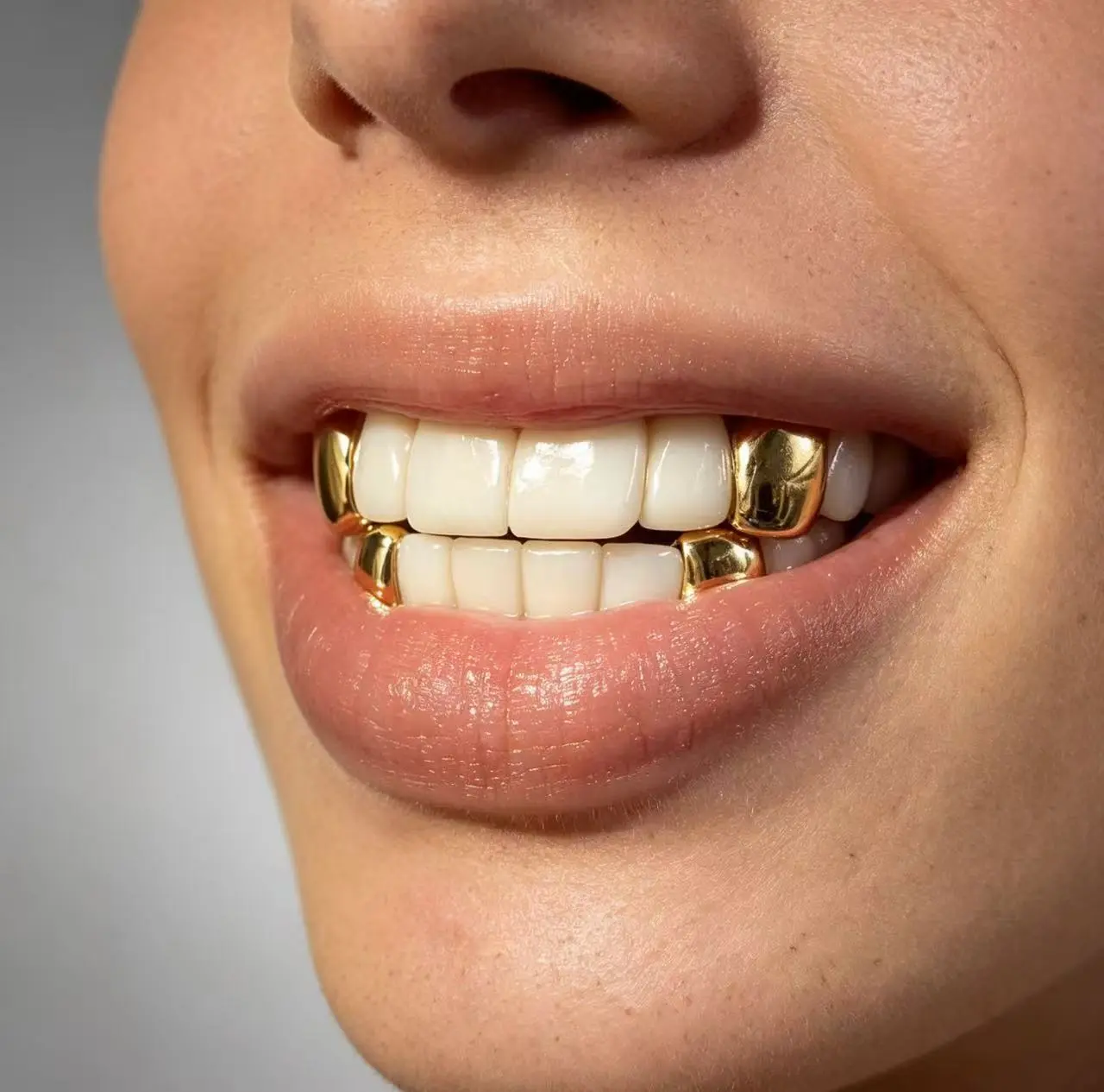 Hip Hop 4Pcs Teeth Grillz Gold Plated Single Tooth Caps, Fashion Decorative Upper Teeth Jewelry for Halloween Rapper Outfit