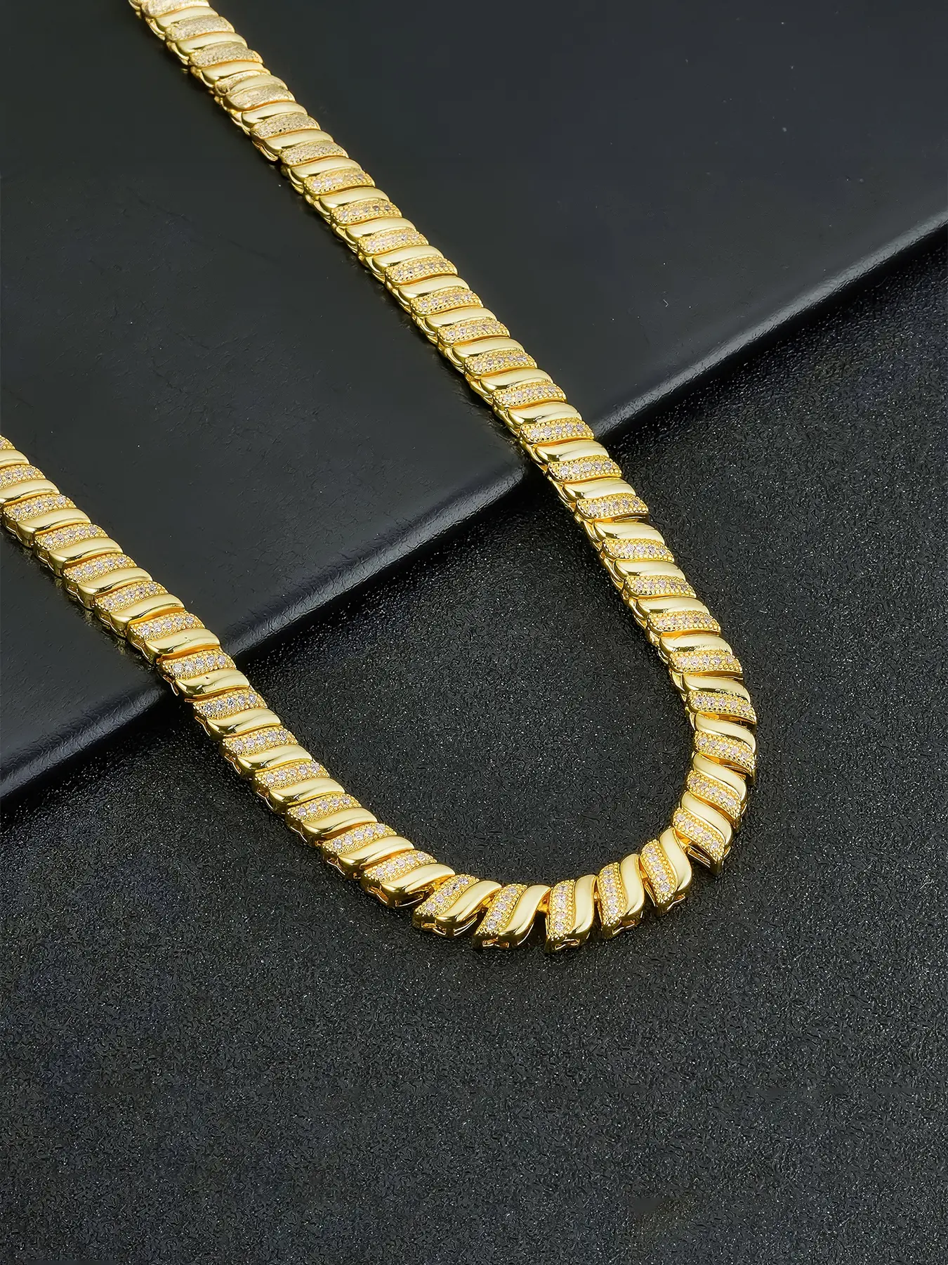 1PC ICED CHICS streamlined ripple necklace, Jazz Cuban Chain, Chain Necklaces, suitable for both men and women, made of copper inlaid zircon material, can be worn daily without causing allergies, Trendy Jewelry, hip-hop jewelry accessory