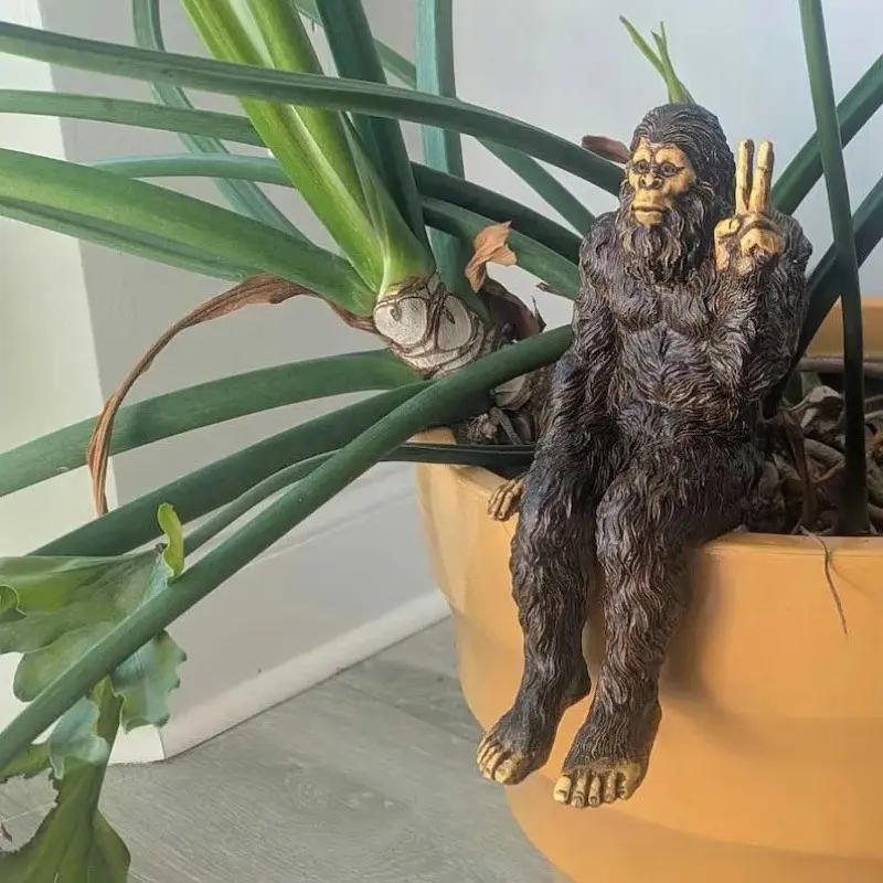 1Pcs Funny Bigfoot Garden Statue, Exterior Decorative Statues, Garden Art, Resin Sasquatch Mini Figurine, Desktop Micro Landscape Ornament, Home Office Decor, Interesting Father's Day Gift, Outdoor Statue