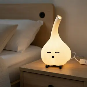 Cute Color-Changing Garlic Night Light – USB Powered, Adorable Face Design Decorative Lamp for Bedside, Study & Work Desk Décor, Creative Birthday & Valentine’s Gift for Him & Her, Fun Gift for Food Lovers