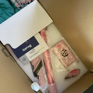 Product Review of Dezkly Cordless Vacuum Cleaner, 300W 23KPa Lightweight Stick Vacuum with 48mins Runtime Battery, 3 Suction, LED Display, Powerful Vacuum Cleaner with Sofa Brush for Hard Floor/Carpet/Pet Hair/Car from N**2