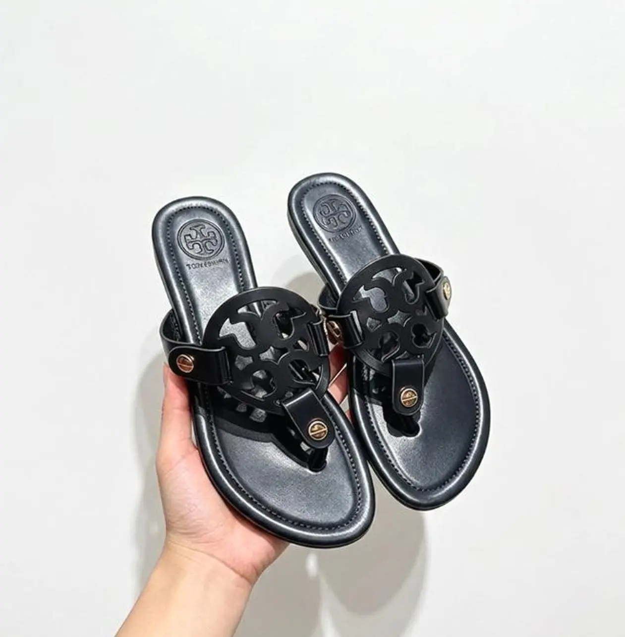 Tory Burch Women's Miller Sandals – Iconic Logo Flat Flip Flop Slides, Black