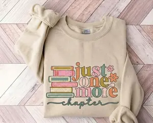 Gildan Women's "1 More Chapter" Graphic Crewneck Sweatshirt, Casual Oversized Cotton Blend Pullover for Book Lovers
